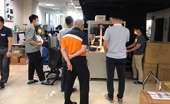 雲科大 陳士煜老師帶領同學來訪測試高光譜咖啡豆分選機