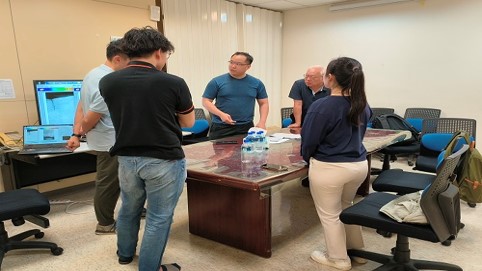 雲科大陳士煜教授和皮革廠CEO Ryan來訪進行皮革測試
